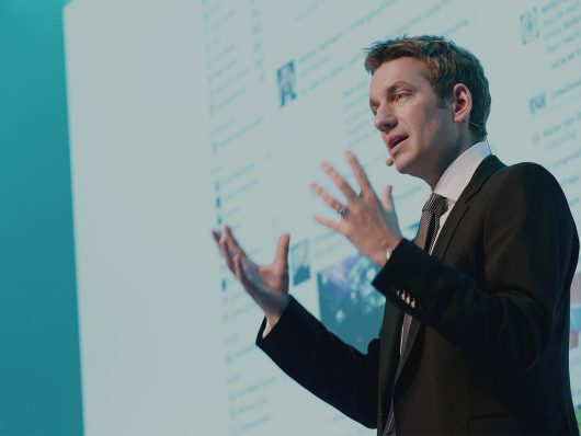 keynote-speaker-innovator-collin-croome-speaker-medienkompetenz-clever-digial-skew-small